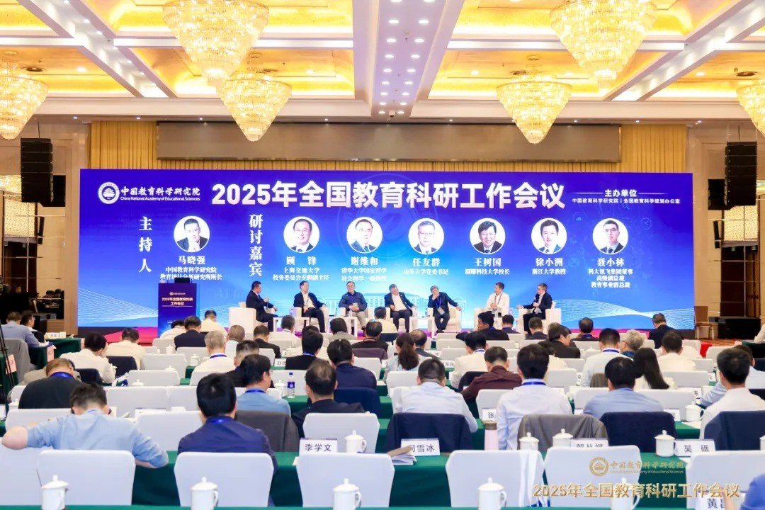 要加快推进构建中国足球篮球官方直播平