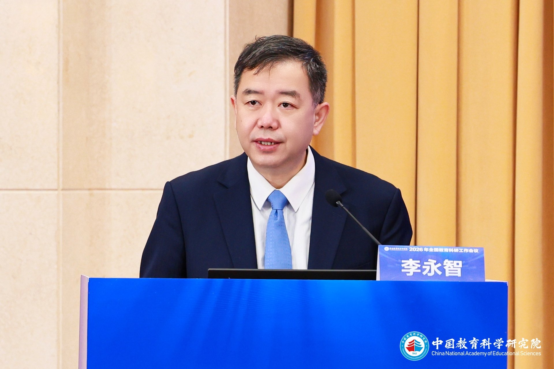 要加快推进构建中国足球篮球官方直播平